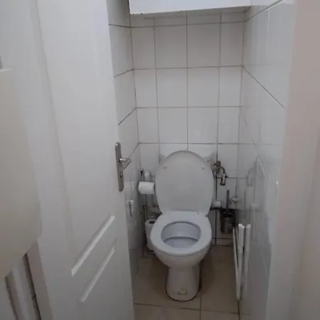 Superbe Newly Renovated Flat